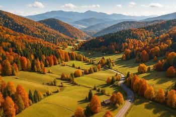 Priesmyk Donovaly s jesennými farbami a lúkami