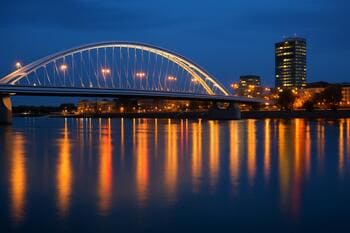 Večerný záber na Most Apollo a hladinu Dunaja v Bratislave