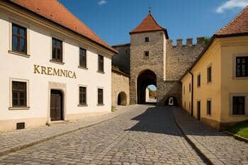Kremnica s bránou pri mincovni a kamennou dlažbou