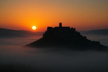 Spišský hrad pri svitaní nad hmlou