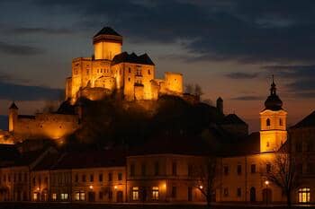 Trenčiansky hrad osvetlený vo večerných farbách
