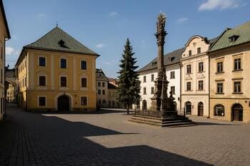 Námestie v Banskej Štiavnici v tichom poludní