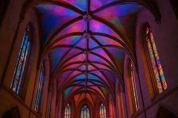 Klenba baziliky v Bardejove s farebným svetlom