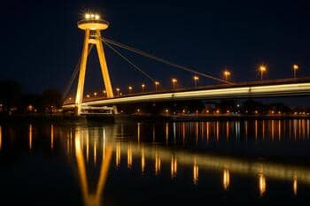 Most SNP v Bratislave v noci so svetlom na pylóne