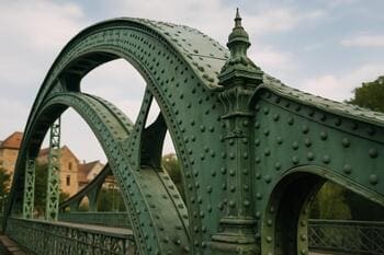 Zelená konštrukcia Starého mosta s nitmi